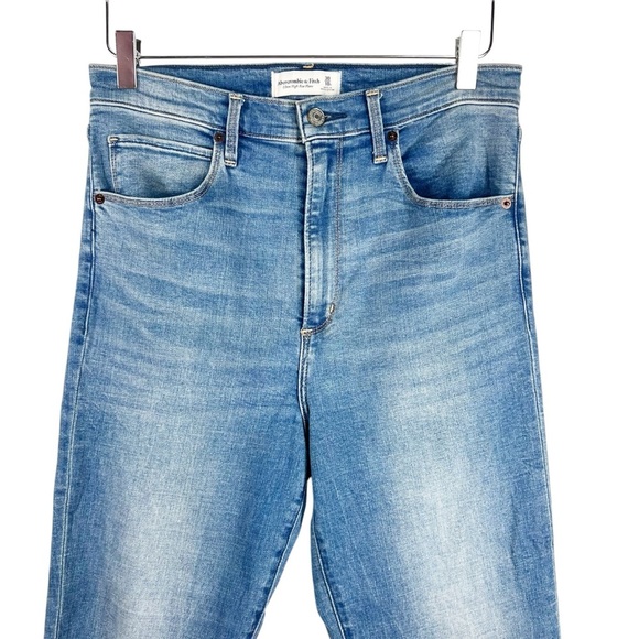 ABERCROMBIE & FITCH Ultra High Rise Flare Raw Hem Size 30/10 - Picture 5 of 6